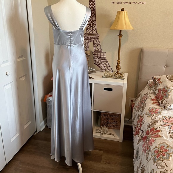 🔥SALE🔥 David's Bridal Satin Silver V-neck Waist Beaded Dress Gown size 2 - Picture 4 of 13